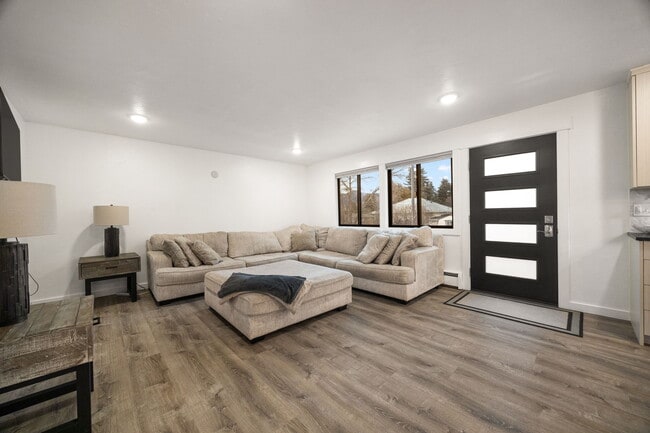 Photo - 420 N 6th Ave