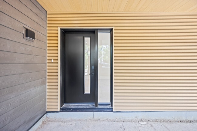 Photo - 308 St. George St