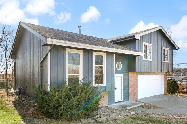 Split Level 3 bd, 2 bth, 2 car - Split Level 3 bd, 2 bth, 2 car House
