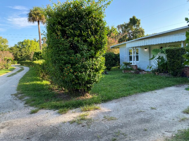 Photo - 977 Flomich St