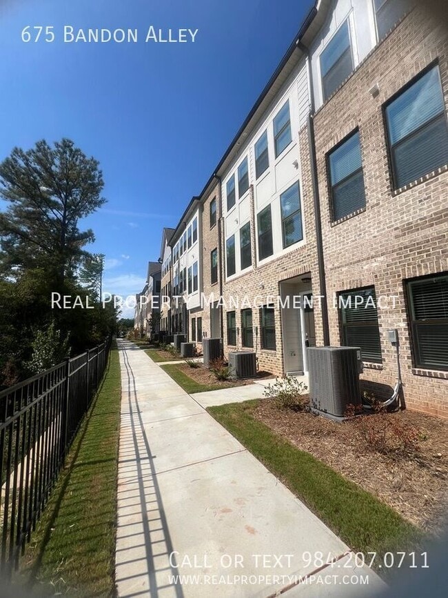 Photo - 675 Bandon Aly