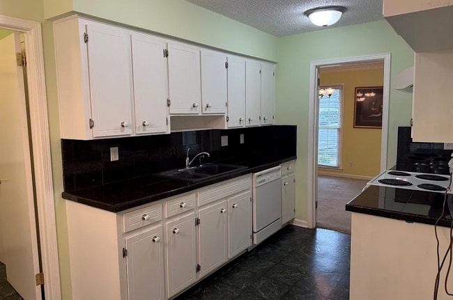 Photo - 4748 Rainbow Curve