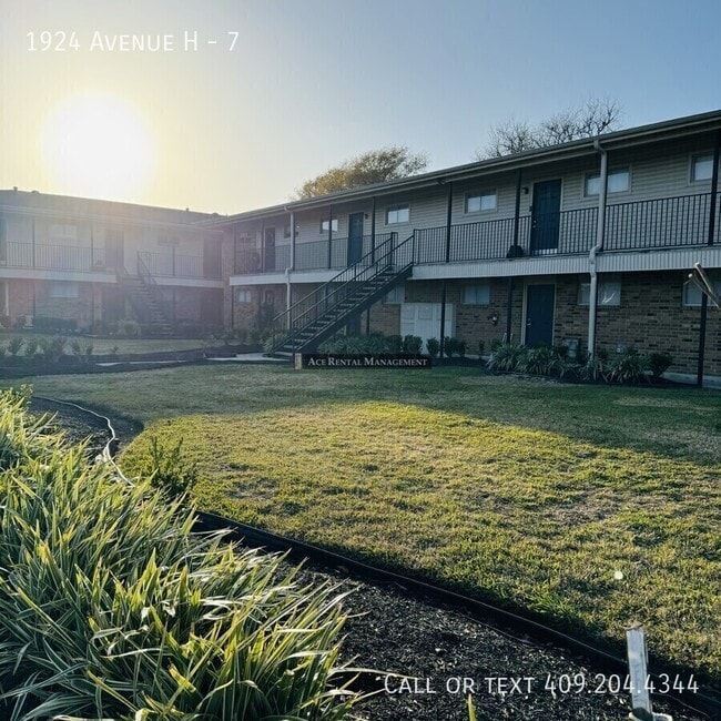 Building Photo - 1924 Avenue H Unit 7