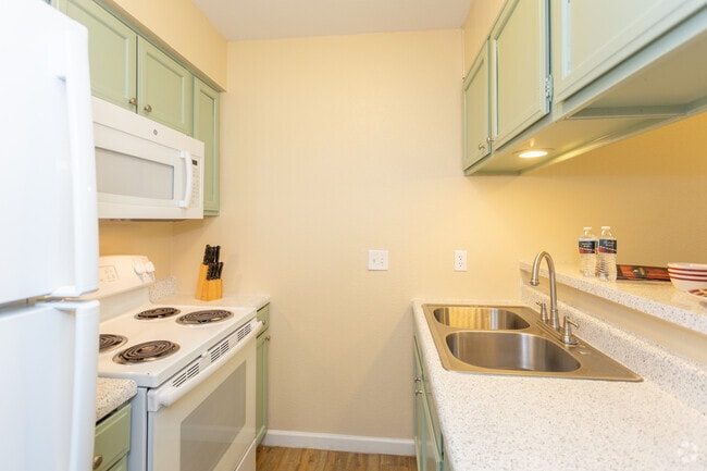 1BR 1BA - 615 SF