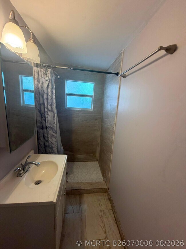 Photo - 420 Lilac Ct Unit B