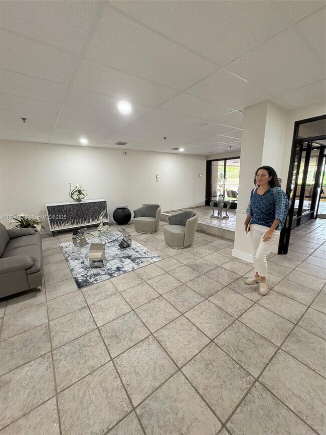 Photo - 900 NE 195th St Unidad 702
