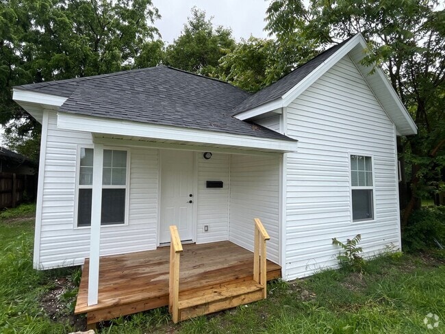 Building Photo - 839 N Kansas Expy Rental