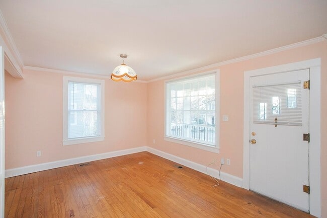 Photo - 909 Clarke St