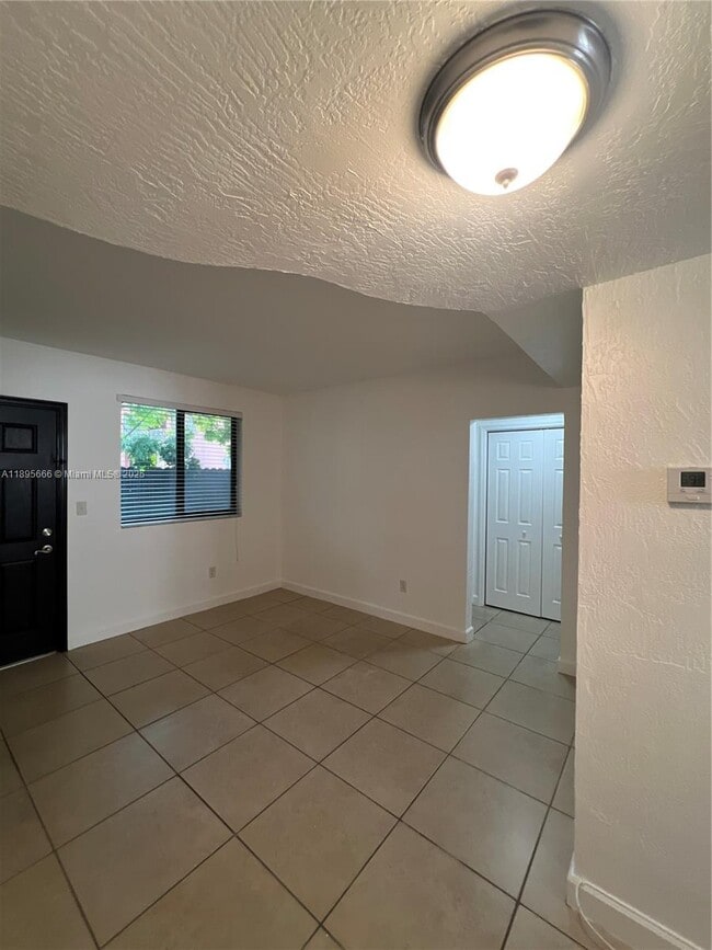 Photo - 421 SW 6th St Unidad 4
