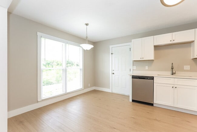 Photo - 410 Lawson Rd