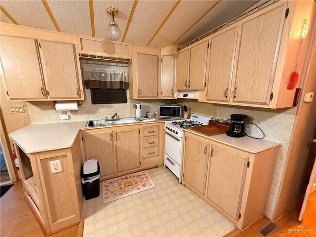 18 Mercedes Dr