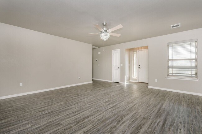 Photo - 4 BEDROOM!!! Located in River Road