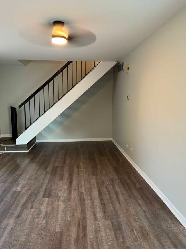 Photo - 302 Creekside Dr