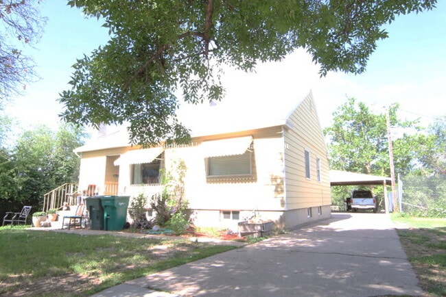 Building Photo - 2 Bed 1 Bath Unit B