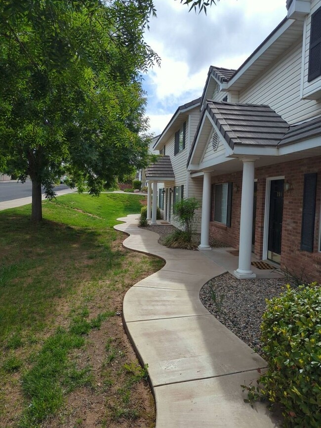 Photo - Charming 2-Bedroom Townhome for Rent with ...