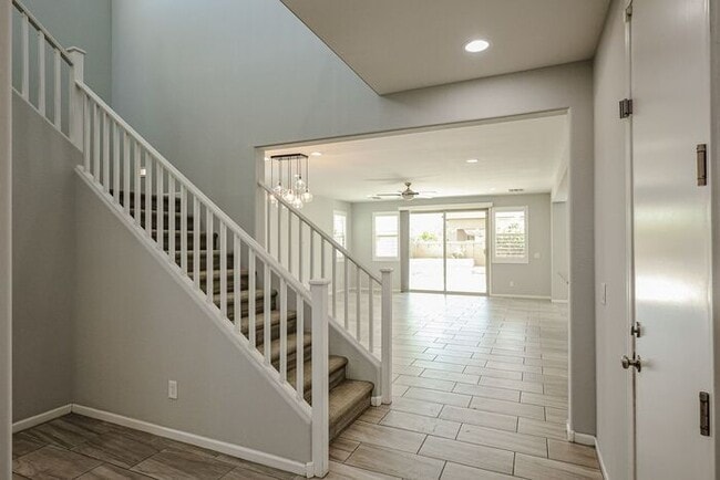 Photo - Beautiful 5bedrooms-2Baths Modern Style Home!