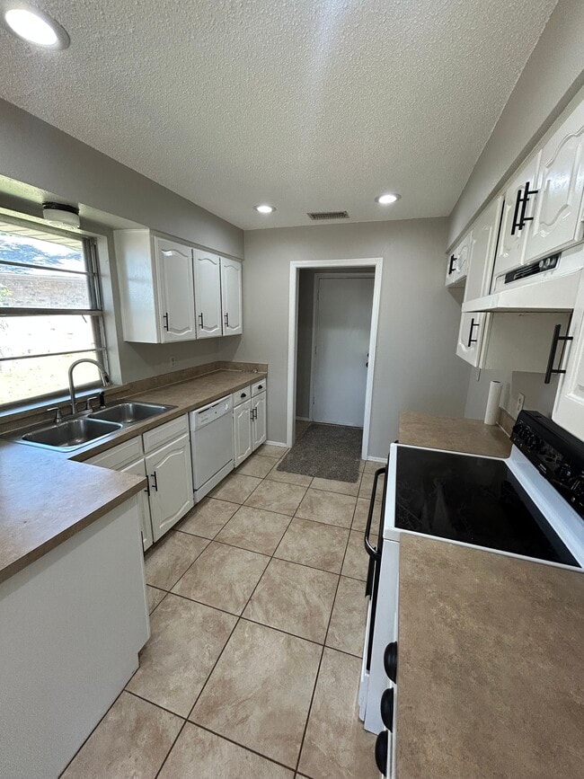 Photo - 1007 Almond Ct