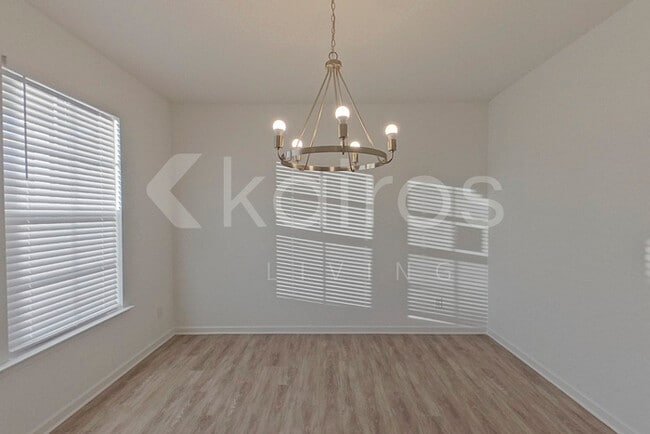 Photo - 118 English Oak Ln