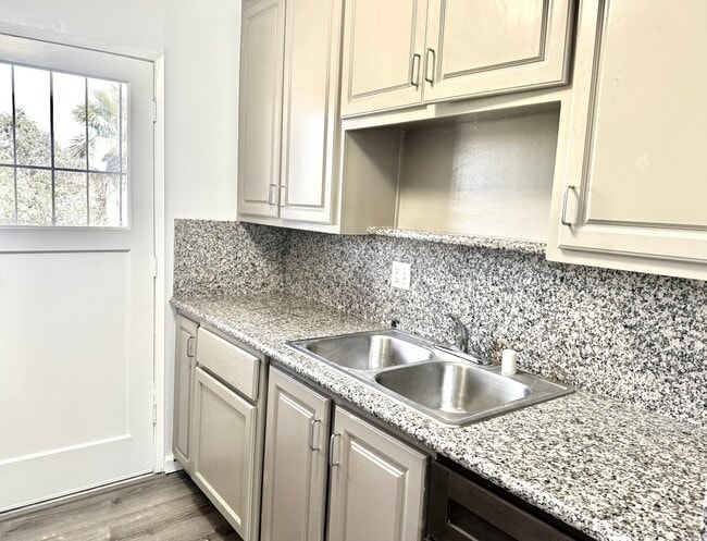 Photo - 4549 Greenholme Dr Unit 4