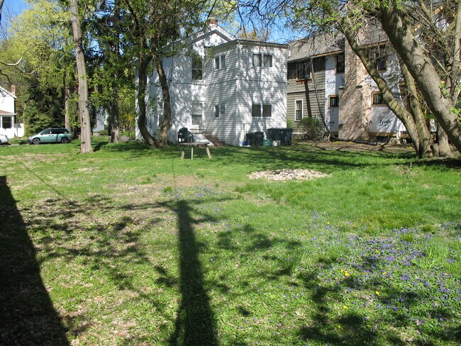 Backyard - 431 3rd St Unidad 2