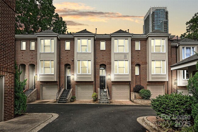 Building Photo - 343 W 7th St