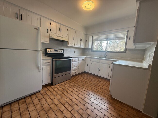 Photo - Main Level in Jasper Place with Great Incentive and Pet Friendly! Unit Upper