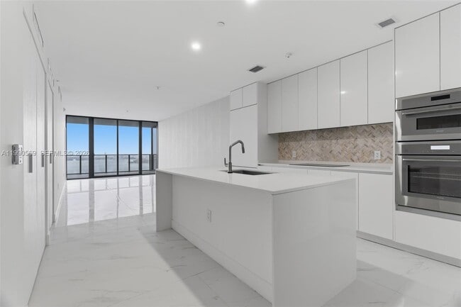 Building Photo - 711 NE 23rd Terrace Unit 3906