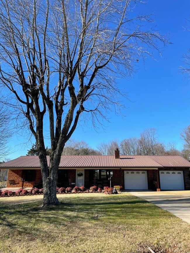 Building Photo - Available! Beautiful 3 Bed, 1 Bath Home in quiet neighborhood
