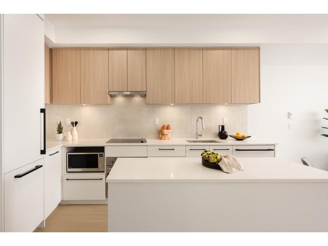 Photo - 5398-5207 207 St