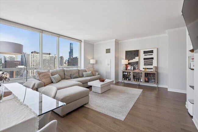 Photo - 33 W Ontario St