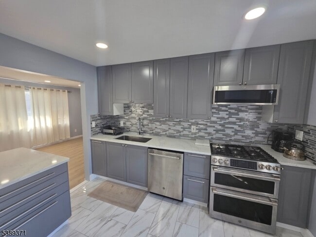 Photo - 807 Canton St
