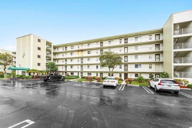 Building Photo - 2230 N Cypress Bend Dr Unit 209