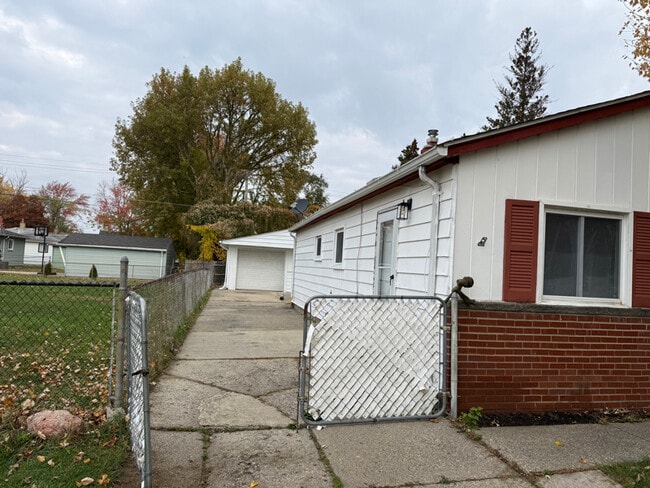 Photo - 21122 Annapolis St