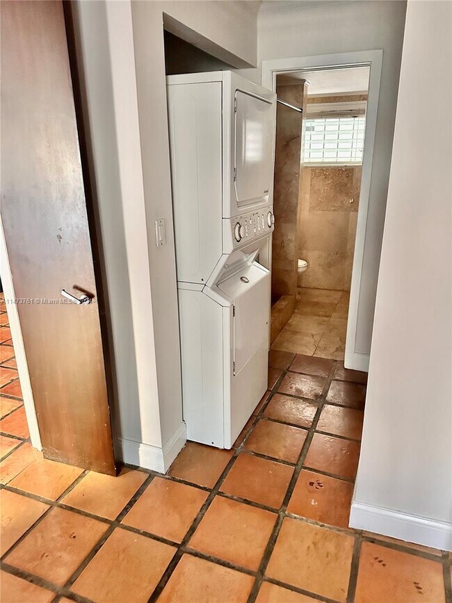 1357 Collins Ave Unit A4