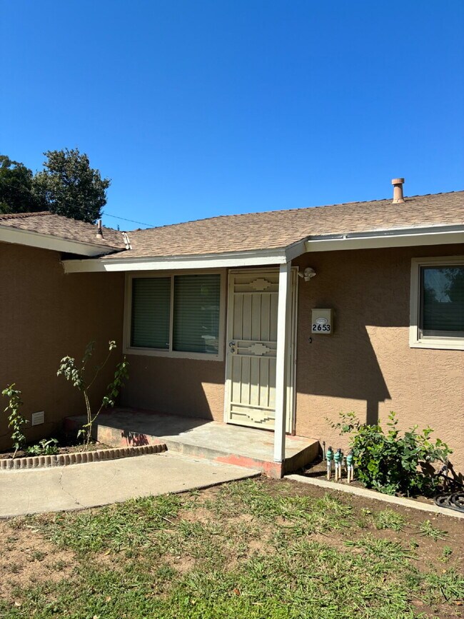 Location, Location!
Newly renovate.
Beautiful, Grand Backyard!