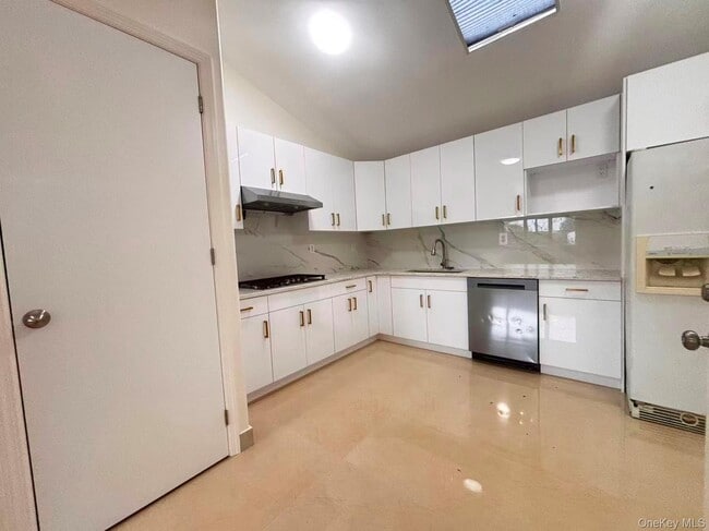 Photo - 61-45 Parsons Blvd