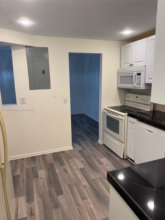 Photo - 3100 Riverside Dr Unit 305