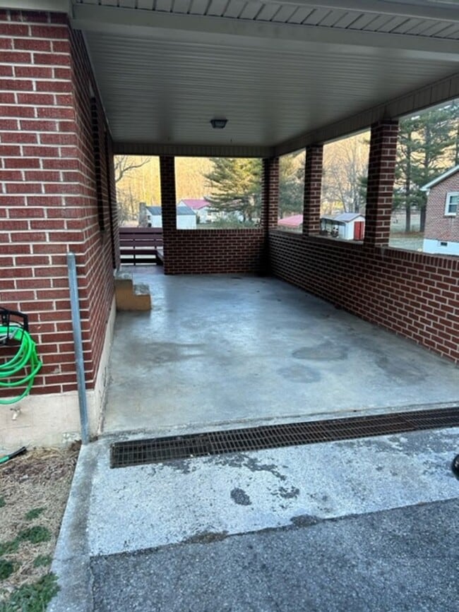 Photo - 121 River Rd