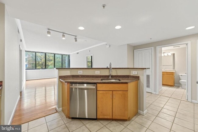 Photo - 2220 Fairfax Dr Unit 206