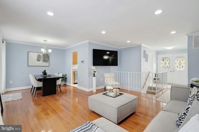 Photo - 900 E Tantallon Dr