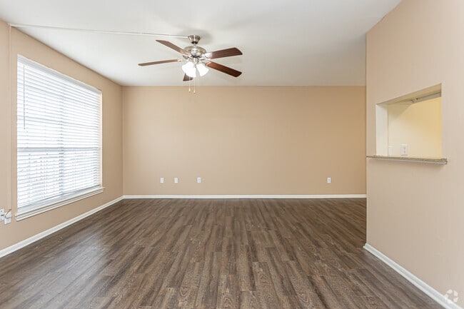 2BR, 1BA - 940SF