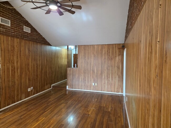 Photo - 2121 Redwood St