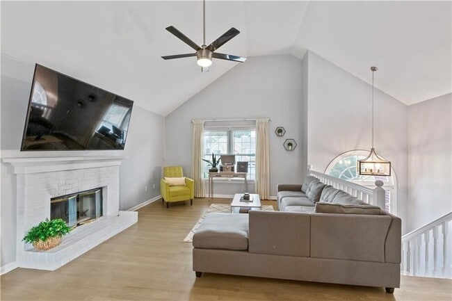 Photo - 2437 Pondside Pl NE