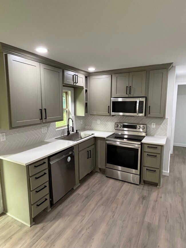 Kitchen - 1511 W Bond St