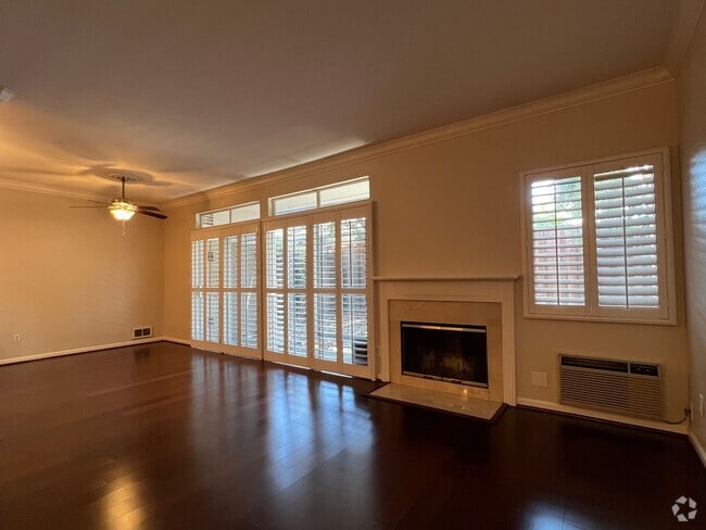 Building Photo - Remodeled 2 Bedroom 2 Bath Condo Walking d... Unit 13