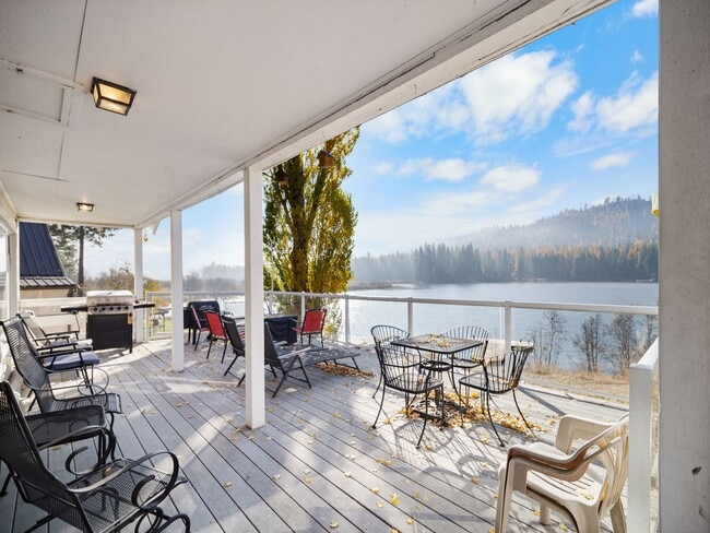 Building Photo - Cabin on the Lake!! Fully furnished 5-bedr... Rental