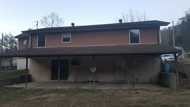 Photo - 1749 Stinking Creek Rd