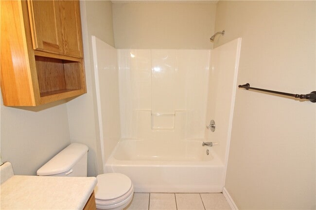 Building Photo - 818 SW Arrowhead Dr