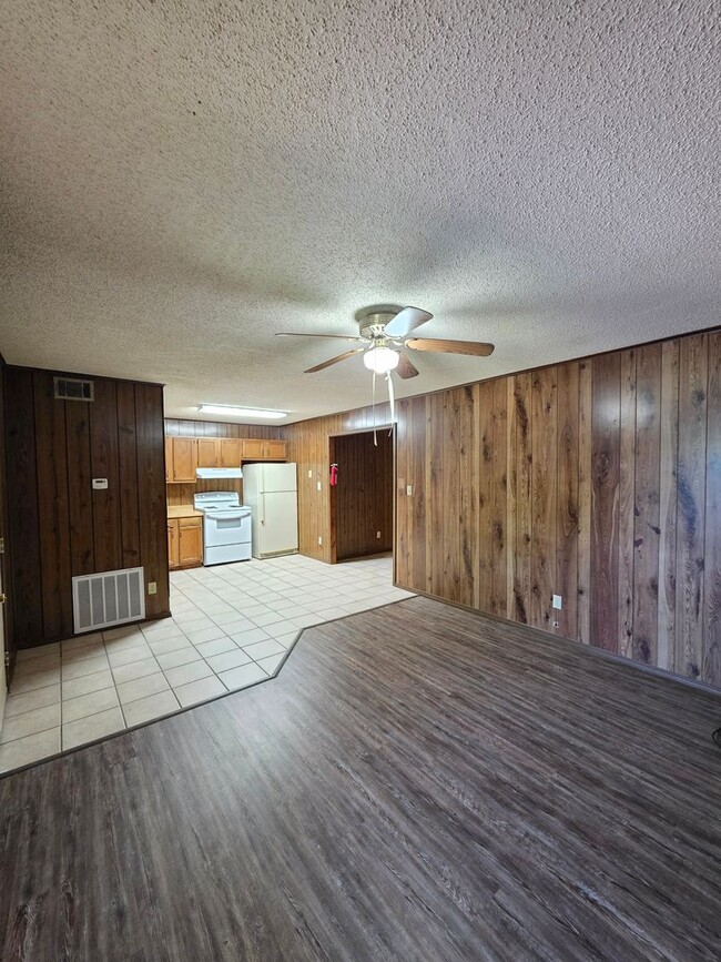 Building Photo - 702-708 E 11th ST Unit 704 Rental
