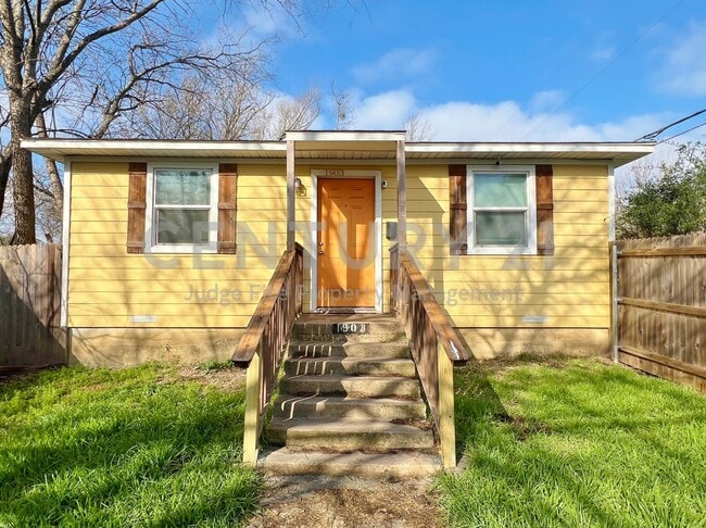 Building Photo - Charming 3/2 Home Situated on Corner Lot in Dallas For Rent!